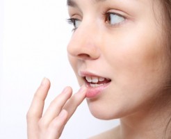 ストレスや病気のサイン？「唇の腫れ」６つの原因とセルフケア