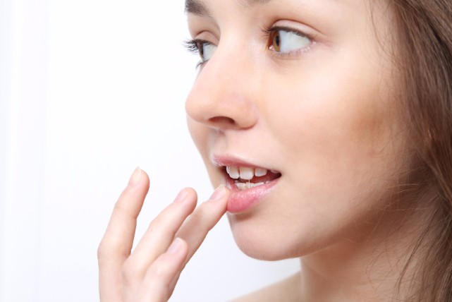 ストレスや病気のサイン？「唇の腫れ」６つの原因とセルフケア