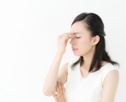 眉間のシワの原因と改善する方法