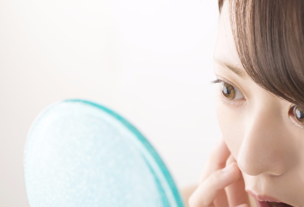 頬の吹き出物（ニキビ）が発生する5つの原因と改善する方法