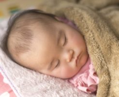 原因不明のことも！赤ちゃんが寝ぐずりする原因と予防法