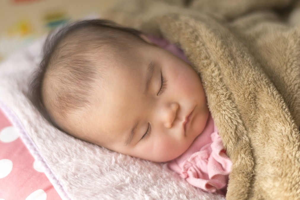 原因不明のことも！赤ちゃんが寝ぐずりする原因と予防法