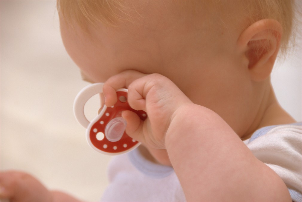 赤ちゃんが顔をこする原因となる、4つの肌トラブルとケアのやり方
