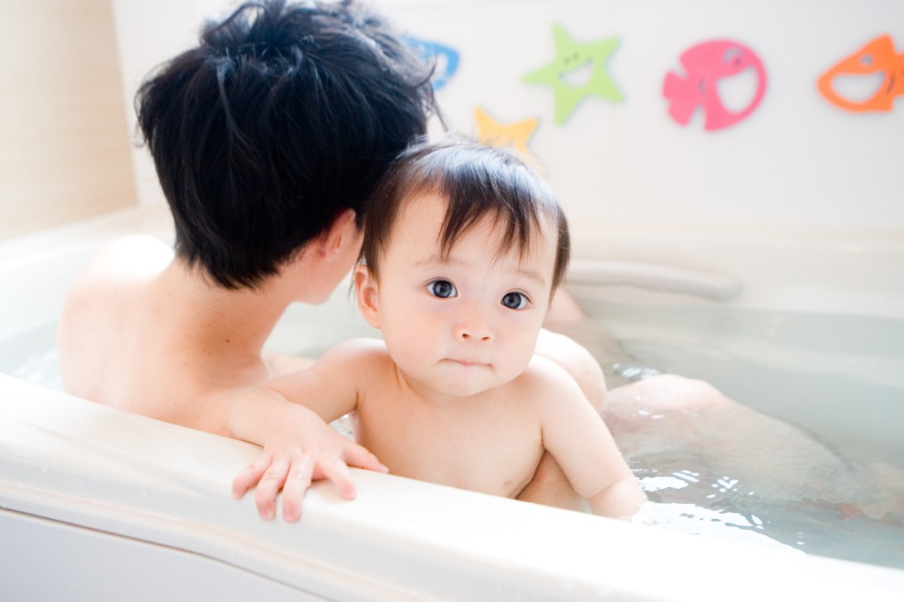 新生児が沐浴を卒業してお風呂に入れるのはいつから？