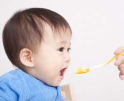 いつ何を食べさせたらいいの？離乳食デビュー最初の1ヶ月目の進め方