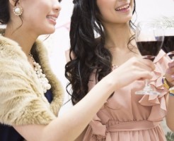 会場で微妙に変わる！女性ゲストの結婚式二次会服装マナー