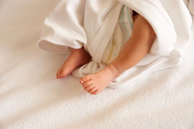 大量の寝汗をかく赤ちゃんのために！快眠に導いてあげる2つの方法