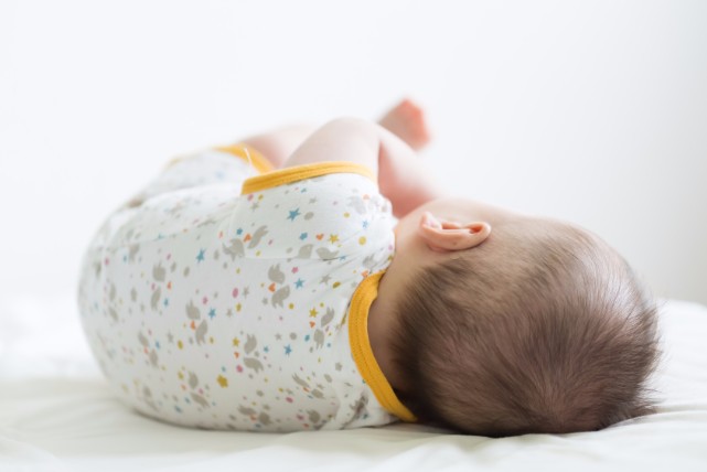 生後7か月までが勝負！赤ちゃんの頭の形を治す6つの方法