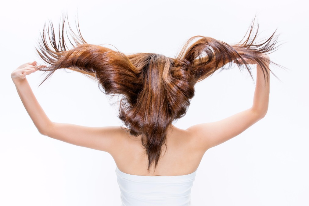 【ヘアケアにも最適】ホホバオイルの髪への3つの効果と使い方