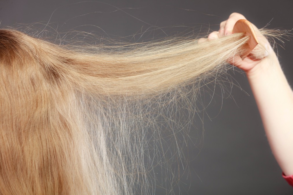 【静電気で髪がモワっ】広がりを防ぐ方法と外出先での対処法3つ